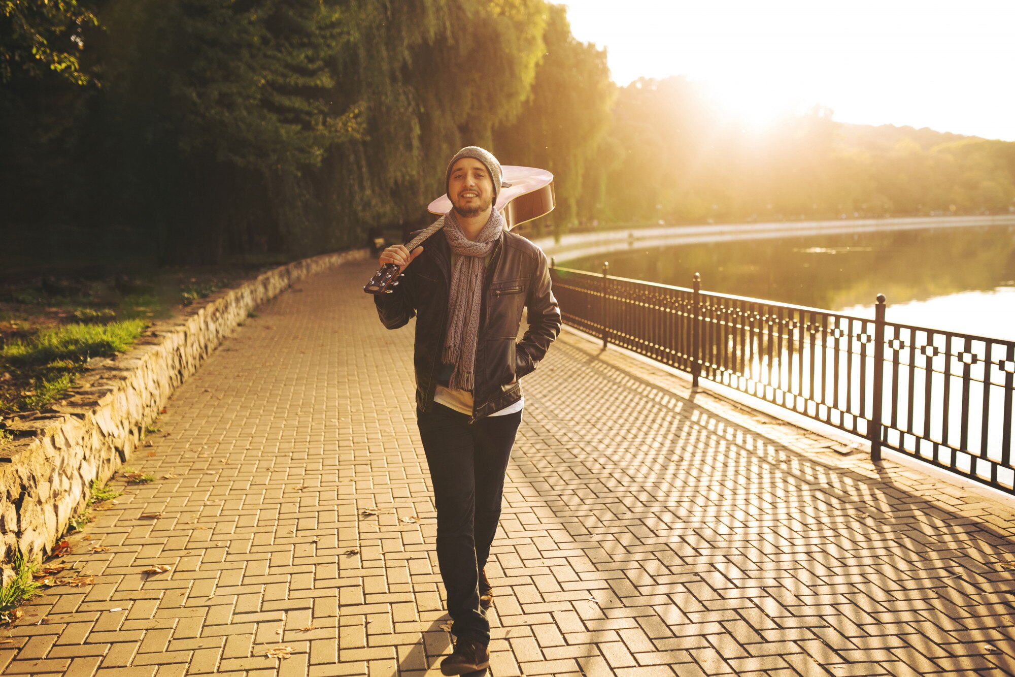 Seseorang menikmati jalan pagi